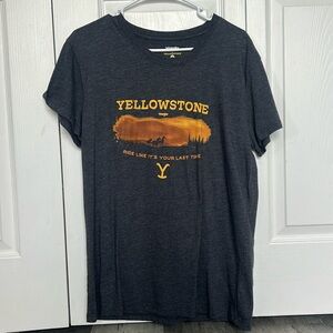 Wrangler Yellowstone Dutton Ranch Horses Tshirt Womens Medium Grey & Yellow